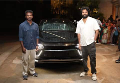 தாய் கிழவி இயக்குனருக்கு கார் பரிசு