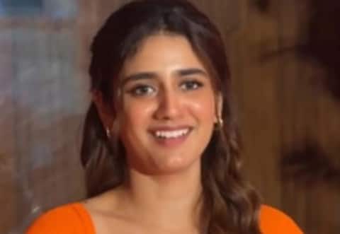 காவி உடை சர்ச்சையில் சிக்கிய பிரியா பிரகாஷ் வாரியர்