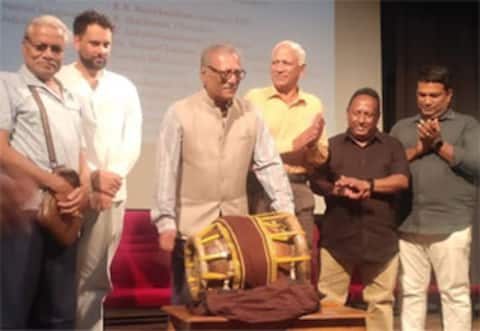 சினிமாவில் எழுத்தாளர்கள் புறக்கணிப்பு : புதுவை திரைப்பட விழாவில் ஹரிஹரன் பேச்சு