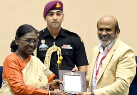 ஜனாதிபதியிடம் புரஸ்கார் விருது பெற்ற சந்திரசேகர்