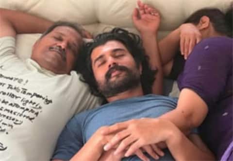 பெற்றோருக்கு நடுவில் உறங்கும் விஜய் தேவரகொண்டா : வைரலான ராஷ்மிகா எடுத்த புகைப்படம்
