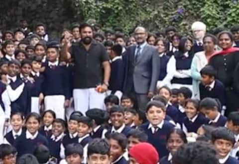 தான் படித்த பள்ளிக்கு மீண்டும் சென்ற சசிகுமார்
