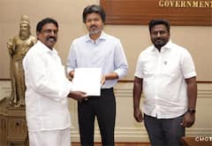 முதல்வர் விஜயிடம் வாழ்த்து பெற்ற புஷ்பவனம் குப்புசாமி