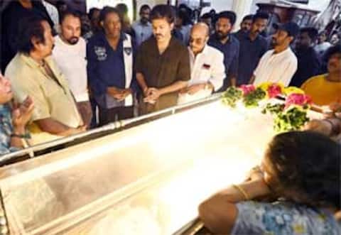 தேவா உடலுக்கு முதல்வர் விஜய் அஞ்சலி : கலங்கிய மகனை ஆரத்தழுவி ஆறுதல்