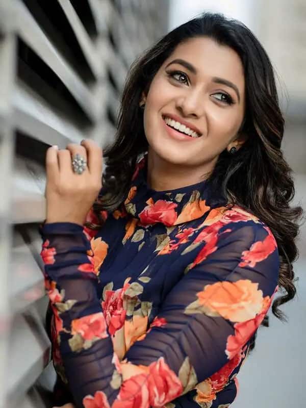 ஸ்கை டைவிங் செய்த பிரியா பவானி சங்கர்