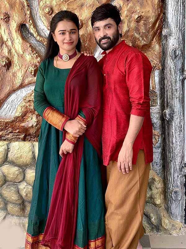அசத்தலாக சிலம்பம் கற்பிக்கும் கன்னிகா சினேகன்