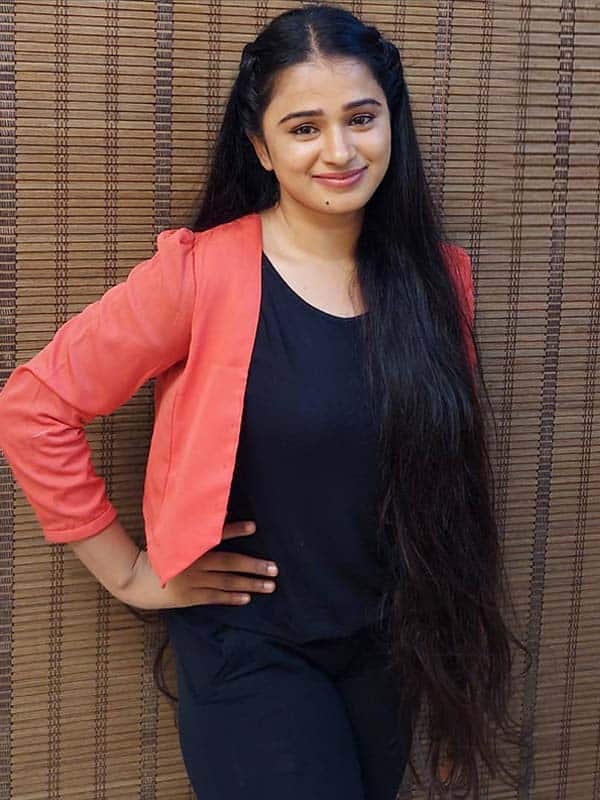 அசத்தலாக சிலம்பம் கற்பிக்கும் கன்னிகா சினேகன்