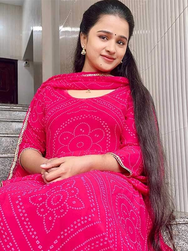 அசத்தலாக சிலம்பம் கற்பிக்கும் கன்னிகா சினேகன்