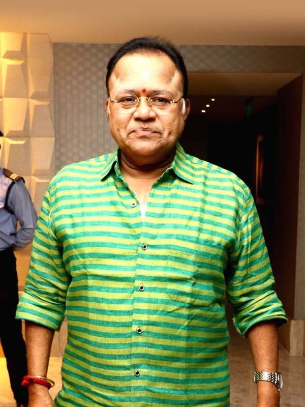 பேஷன் டிரெண்டிங்கில் இணைந்த ராதாரவி !