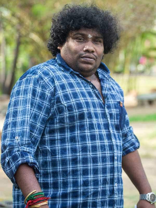 யோகி பாபுவுக்கு கிரிக்கெட் பேட் பரிசளித்த தோனி