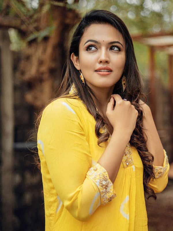 டாடா ஹீரோயின் அபர்ணா தாஸின் அசத்தல் கிளிக்ஸ்
