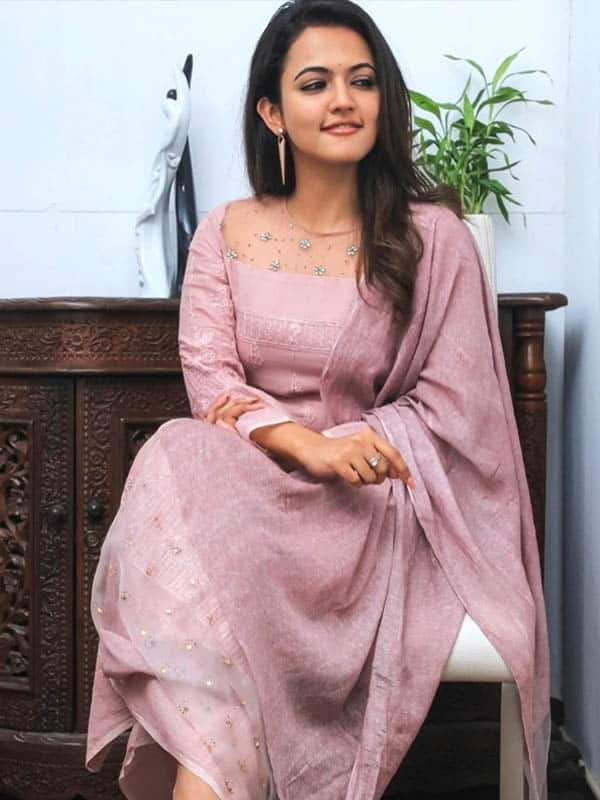 டாடா ஹீரோயின் அபர்ணா தாஸின் அசத்தல் கிளிக்ஸ்