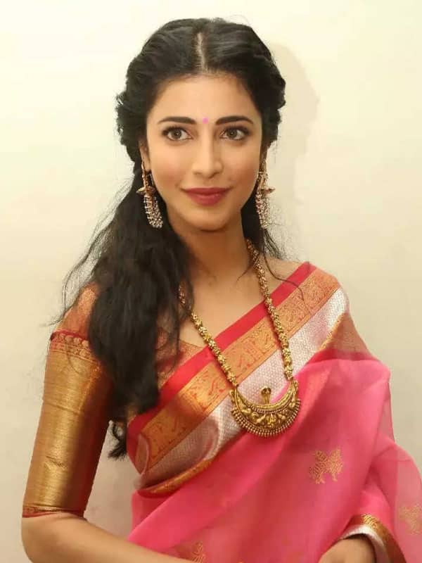 திரைப்படத்திற்காக ஸ்கிரிப்ட் தயார் பண்ணும் ஸ்ருதிஹாசன்.
