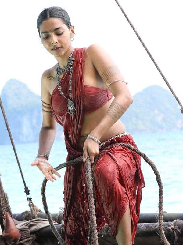 சோழர்களின் பயணத்தில் அசத்தும் பூங்குழலி
