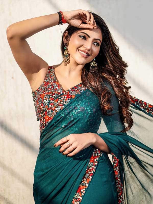 புடவையில் அதுல்யா ரவியின் அசத்தல் கிளிக்ஸ்