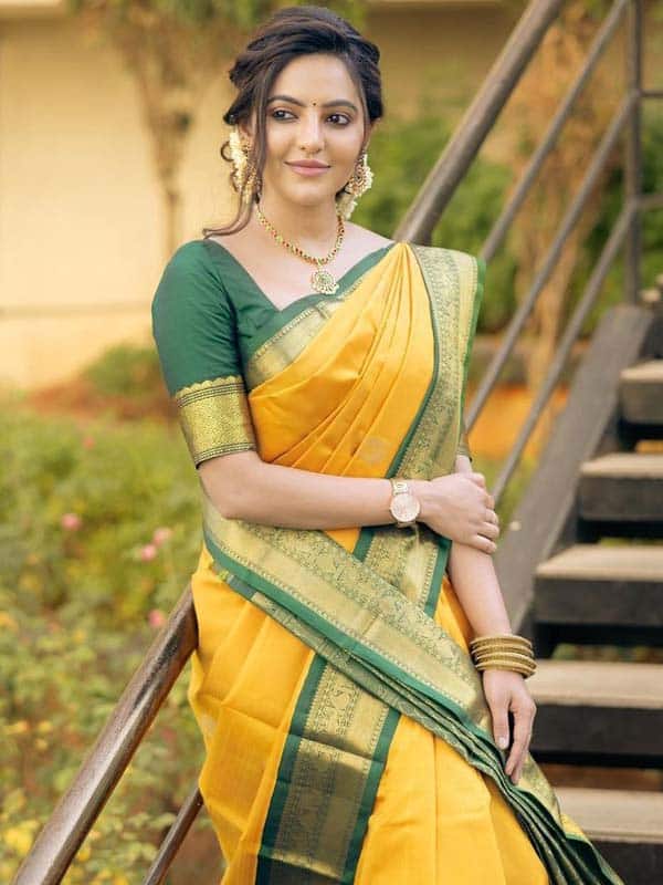 புடவையில் அதுல்யா ரவியின் அசத்தல் கிளிக்ஸ்