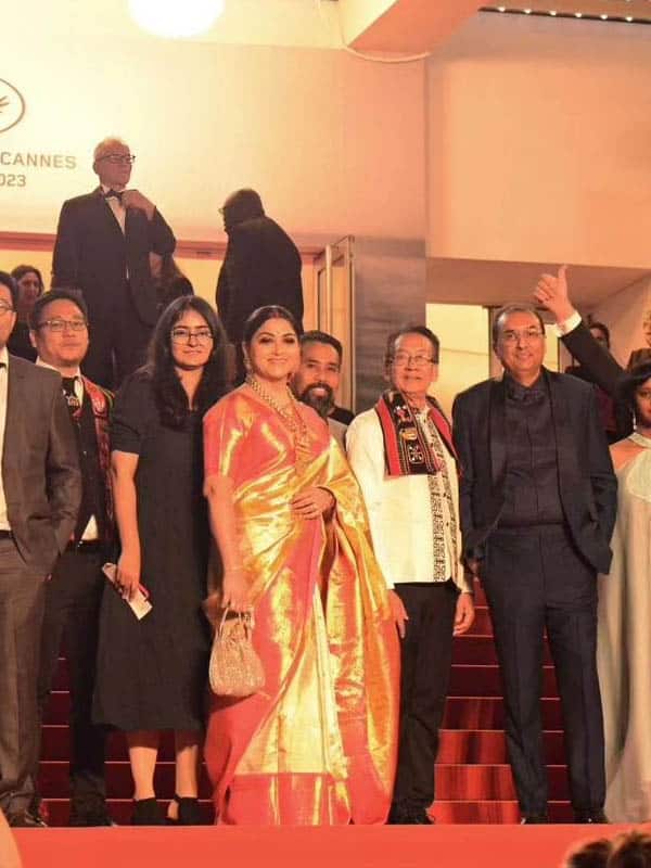 கேன்ஸ் பட விழா : காஞ்சிபுரம் பட்டுப்புடவையில் வந்து அசத்திய குஷ்பு