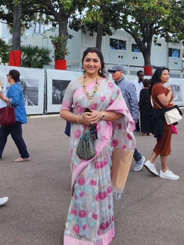 கேன்ஸ் பட விழா : காஞ்சிபுரம் பட்டுப்புடவையில் வந்து அசத்திய குஷ்பு