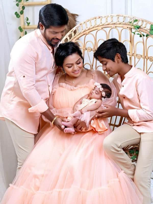 ஏஞ்சல் வந்தாளே... மகளின் க்யூட் புகைப்படங்களை வெளியிட்ட காயத்ரி யுவராஜ்