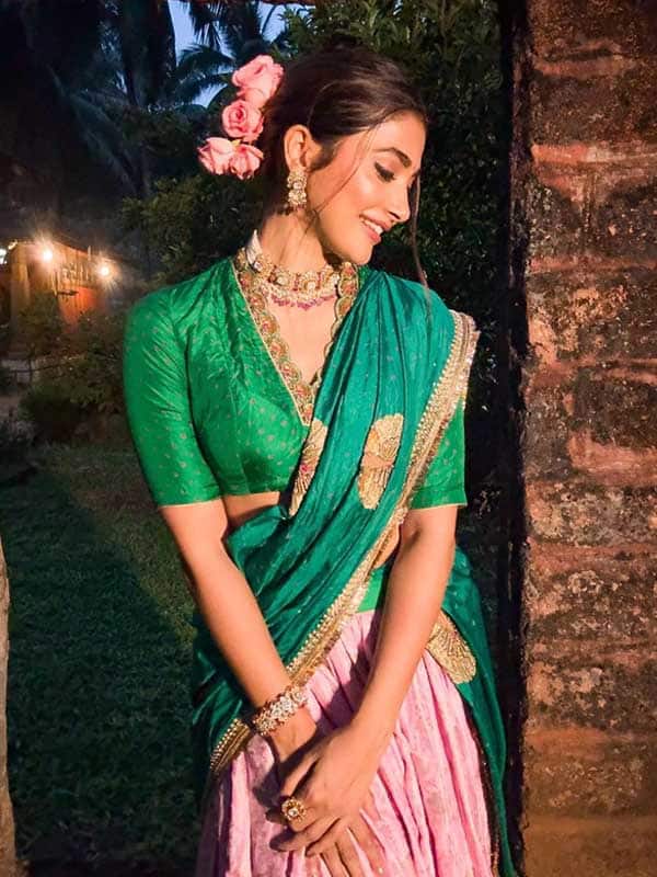 பாரம்பரிய ஸ்டைலில் தாவணியில் அசத்தும் பூஜா ஹெக்டே