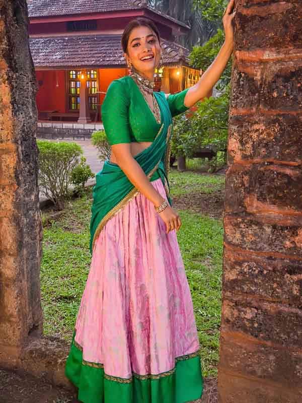 பாரம்பரிய ஸ்டைலில் தாவணியில் அசத்தும் பூஜா ஹெக்டே