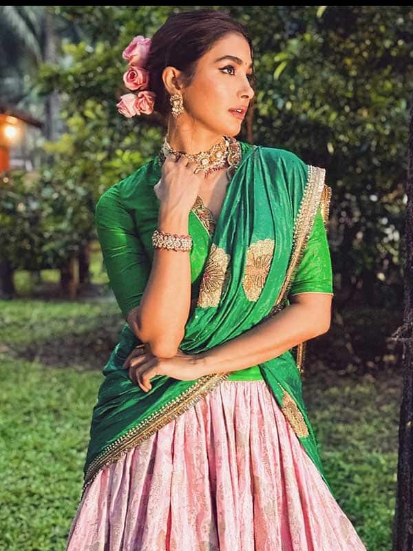 பாரம்பரிய ஸ்டைலில் தாவணியில் அசத்தும் பூஜா ஹெக்டே