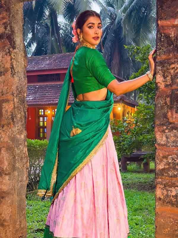 பாரம்பரிய ஸ்டைலில் தாவணியில் அசத்தும் பூஜா ஹெக்டே