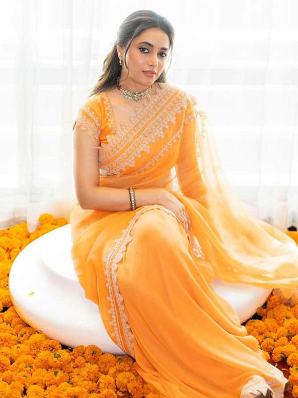 மினிமல் லுக்கில் புடவையில் அசத்தும் பிரியங்கா அருள்மோகன்