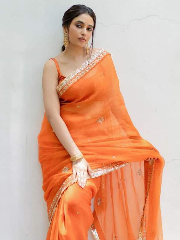 மினிமல் லுக்கில் புடவையில் அசத்தும் பிரியங்கா அருள்மோகன்