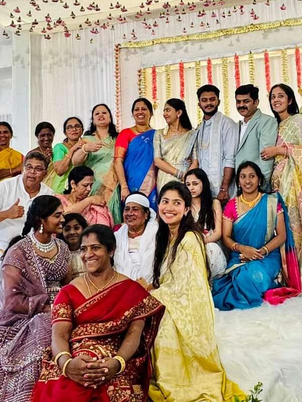 சாய் பல்லவி தங்கைக்கு  நிச்சயதார்த்தம்... இணையத்தை கலக்கும் போட்டோஸ்!