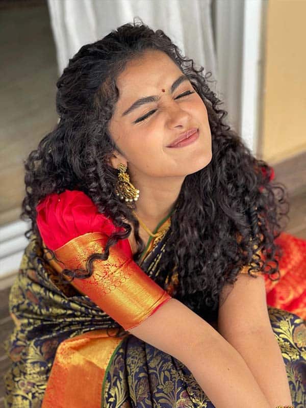 புடவையில் அனுபமா பரமேஸ்வரனின் அழகிய சில கர்லிங் ஹேர் ஸ்டைல்கள்...!