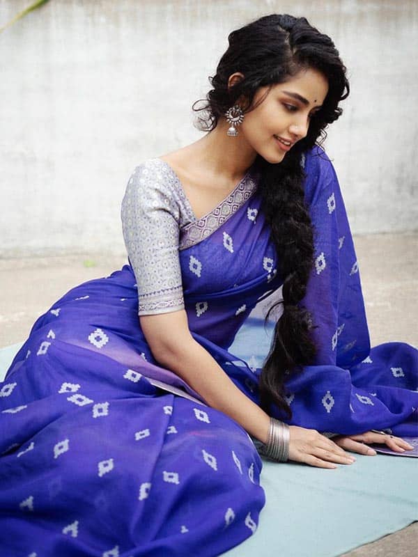 புடவையில் அனுபமா பரமேஸ்வரனின் அழகிய சில கர்லிங் ஹேர் ஸ்டைல்கள்...!