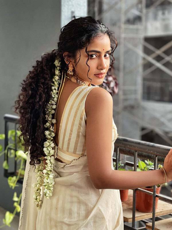 புடவையில் அனுபமா பரமேஸ்வரனின் அழகிய சில கர்லிங் ஹேர் ஸ்டைல்கள்...!