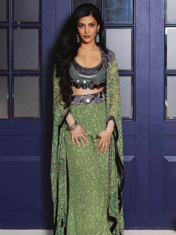 பச்சை நிற ஃபுளோரல் உடையில் ஸ்ருதிஹாசனின் ஸ்டைலிஷ் லுக்ஸ்