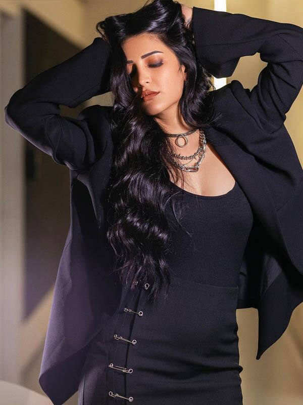 பச்சை நிற ஃபுளோரல் உடையில் ஸ்ருதிஹாசனின் ஸ்டைலிஷ் லுக்ஸ்