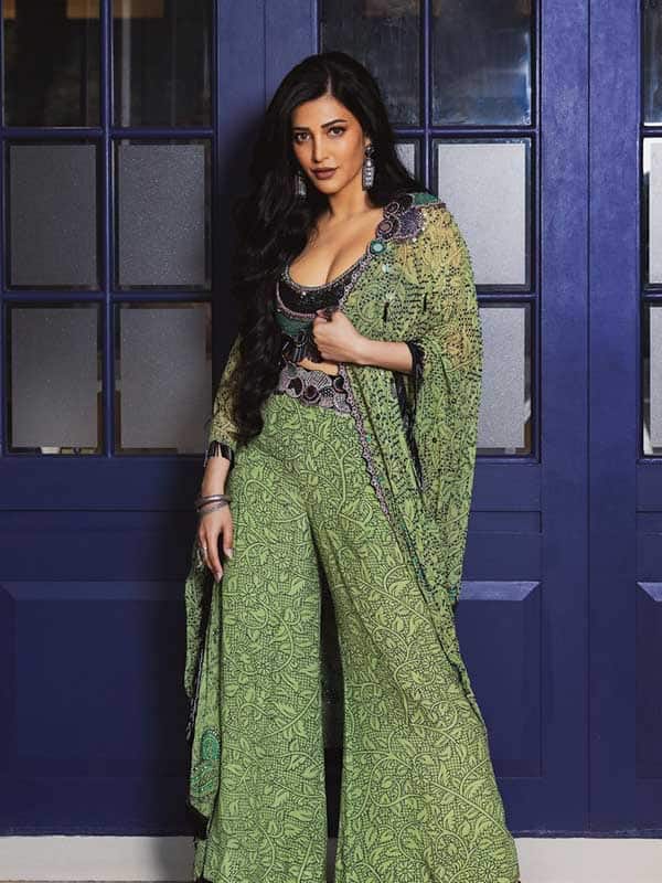 பச்சை நிற ஃபுளோரல் உடையில் ஸ்ருதிஹாசனின் ஸ்டைலிஷ் லுக்ஸ்