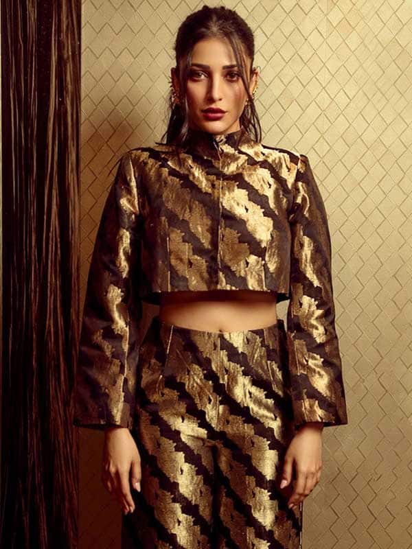 பச்சை நிற ஃபுளோரல் உடையில் ஸ்ருதிஹாசனின் ஸ்டைலிஷ் லுக்ஸ்