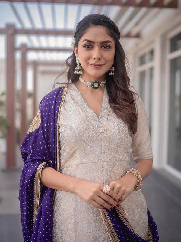 தமிழில் தடம் பதிக்கும் மிருணாள் தாக்கூர்