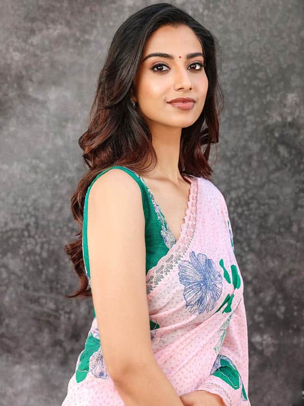 மீனாட்சி சவுத்ரியின் அழகிய புடவை பிளவுஸ் டிசைன்கள்