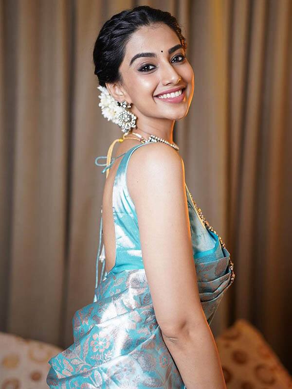 மீனாட்சி சவுத்ரியின் அழகிய புடவை பிளவுஸ் டிசைன்கள்