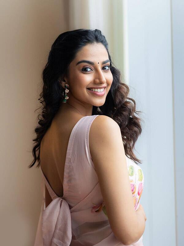 மீனாட்சி சவுத்ரியின் அழகிய புடவை பிளவுஸ் டிசைன்கள்