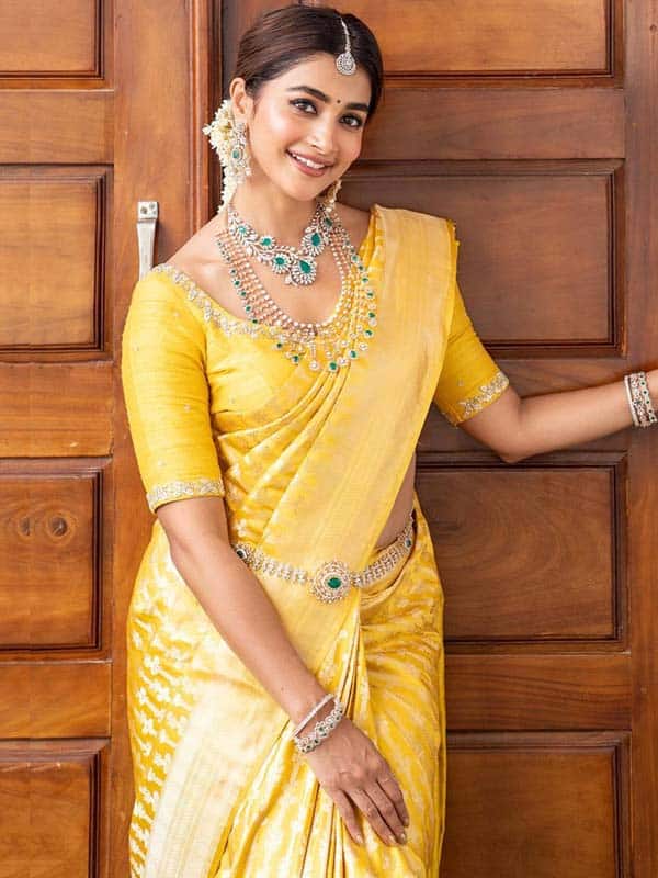 மஞ்சளில்... மங்களூரியன் பூஜா ஹெக்டே