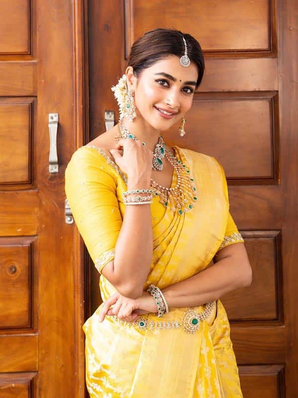மஞ்சளில்... மங்களூரியன் பூஜா ஹெக்டே