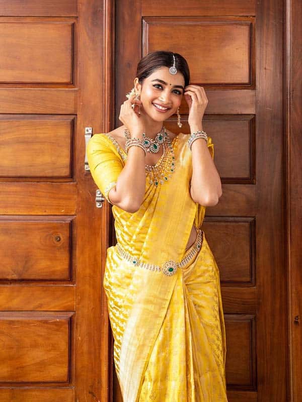மஞ்சளில்... மங்களூரியன் பூஜா ஹெக்டே