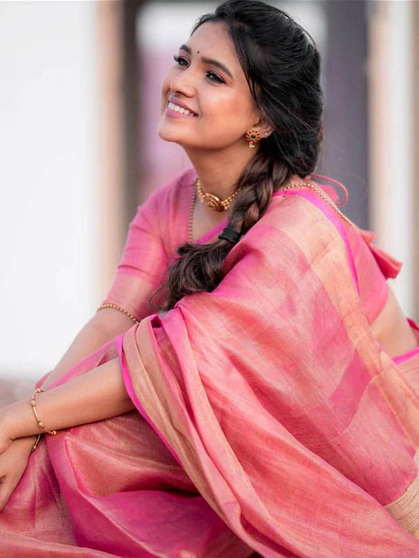 புடவைக்கு வாணி போஜனின் அழகிய எளிதான ஹேர்ஸ்டைல்கள் இதோ...
