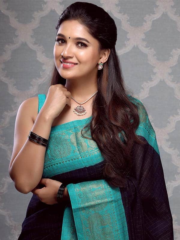 புடவைக்கு வாணி போஜனின் அழகிய எளிதான ஹேர்ஸ்டைல்கள் இதோ...
