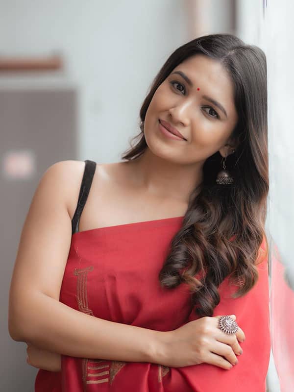 புடவைக்கு வாணி போஜனின் அழகிய எளிதான ஹேர்ஸ்டைல்கள் இதோ...