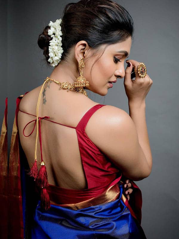புடவைக்கு வாணி போஜனின் அழகிய எளிதான ஹேர்ஸ்டைல்கள் இதோ...