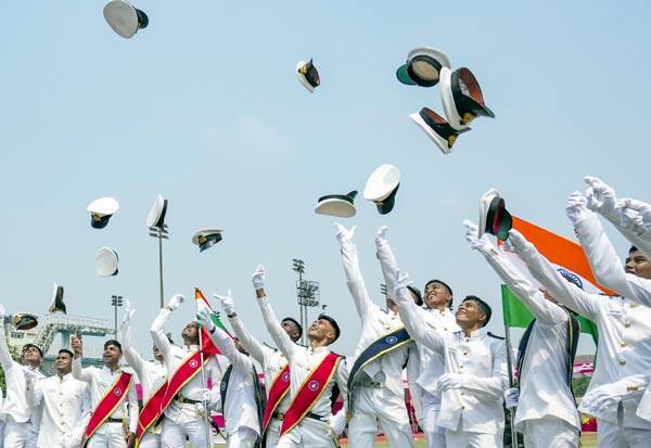 இந்திய கடல்சார் பல்கலையில் தங்கள் பட்டப்படிப்பை நிறைவு செய்ததை உற்சாகமாக கொண்டாடிய மாணவர்கள். இடம்: கோல்கட்டா (மே. வங்கம்)