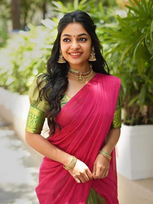 தமிழ் பொண்ணு மாதிரி நான் இருக்கேனா? இவானா ரீசன்ட் க்ளிக்ஸ்